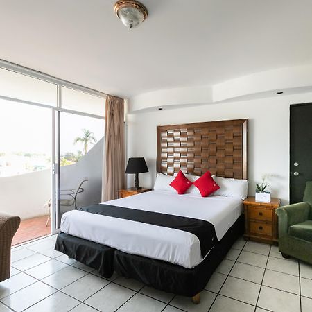 Capital O Zona Dorada Inn, Масатлан Экстерьер фото